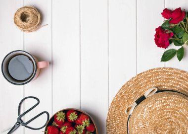 Şapka, çiçek, kahve ve Beyaz ahşap zemin üzerine yumurtalar,