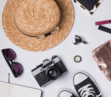 Şapka, kamera ve diğer kadının şık aksesuarlar