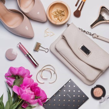 Kadının aksesuarları ve beyaz arka plan üzerinde pembe peonies