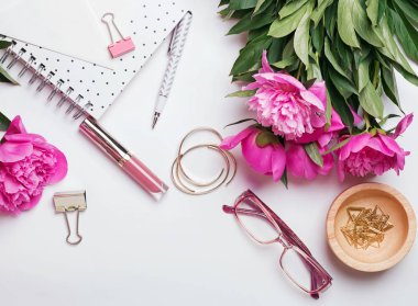 Güzel şık aksesuarlar ve beyaz backgrou üzerinde pembe peonies