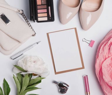 Bayan aksesuarlar beyaz arka plan ve boş kağıt