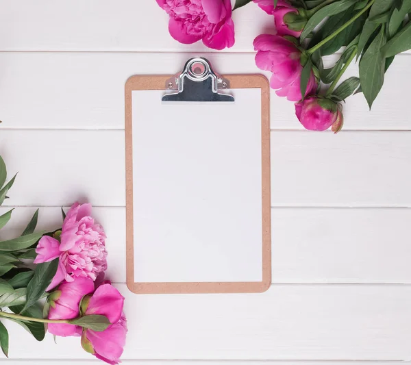 Clipboard mock-up with pink peonies — Stock Photo, Image