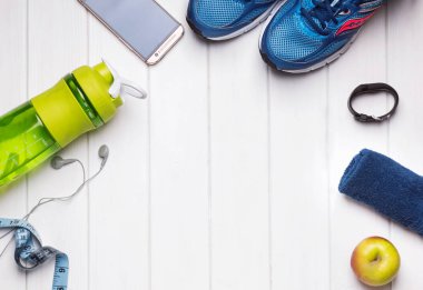 Beyaz masa üzerinde Fitness Eğitim aksesuarları