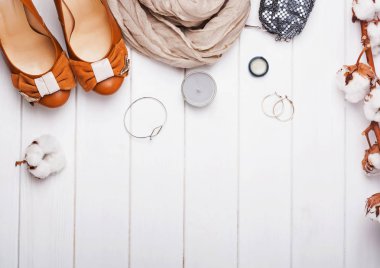 Bej ve kahverengi renklerde şık kadınsı aksesuarları