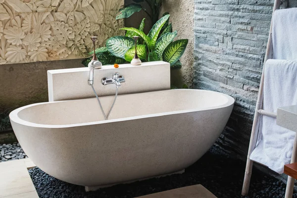 Interno del bellissimo bagno con vasca in pietra — Foto Stock