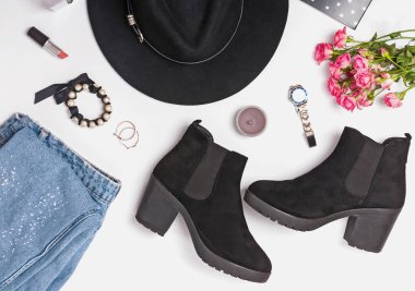 Beyaz arka plan üzerinde şık kadınsı aksesuarları