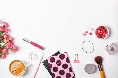 Gül, kahve ve beyaz üzerinde küçük stylush kadınsı aksesuarları