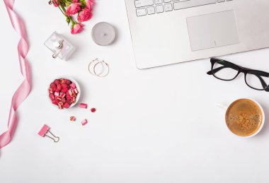 Feminie iş yerinde, üstten görünüm