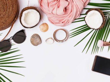 Yaz tatili için şık kadınsı aksesuarlar