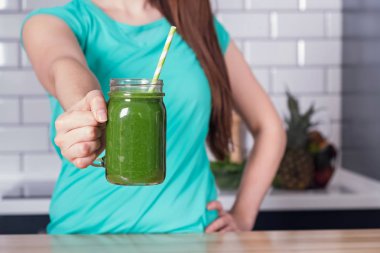 Sağlıklı yeşil smoothie tutan kadın. 