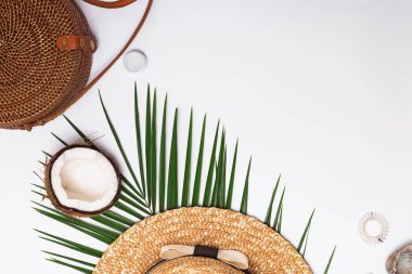 Kadınsı aksesuarları, greem yaprakları ve Hindistan cevizi yarısı.