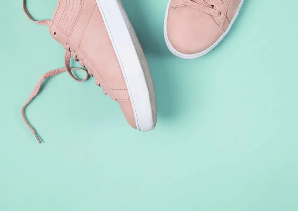 Mode roze sneakers op de achtergrond van de pastel groen. — Stockfoto