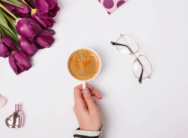 Kahve whith tutan kadının el