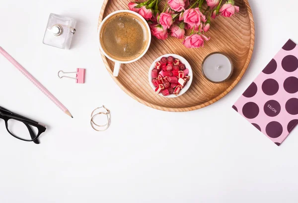 Acessórios femininos, doces, café e rosas sobre o fundo branco , — Fotografia de Stock