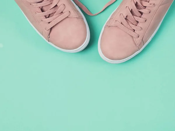 Roze sneakers op de mint kleur achtergrond — Stockfoto