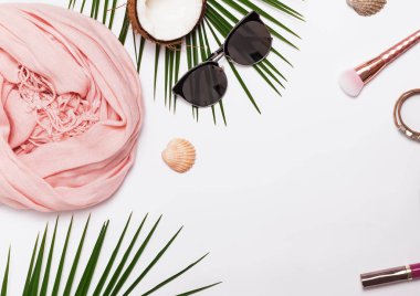 Beyaz arka plan üzerinde kadınsı yaz aksesuarları