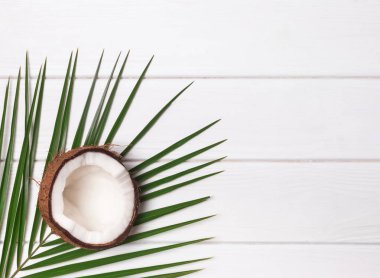 Beyaz ahşap masa Hindistan cevizi ve palmiye yaprağına yarısı