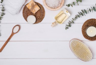 Kozmetik ve vücut bakım o beyaz tahta masada aksesuarlar.