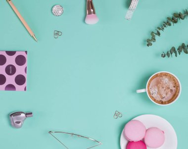 Şık kadınsı aksesuarları pastel arka plan üzerinde.