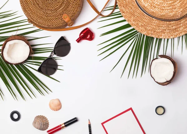 Yaz tatil aksesuar beyaz zemin üzerine