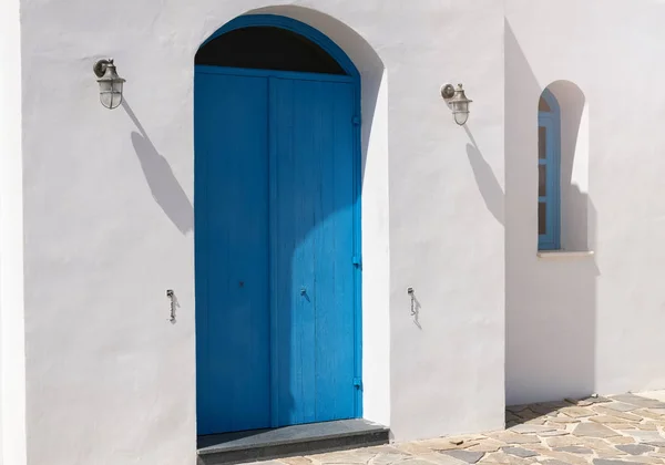 Weißes Gebäude mit hellblauen Türen — Stockfoto