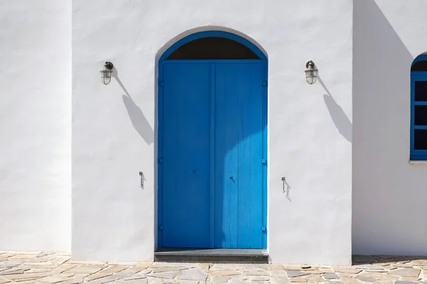 Fassade des Gebäudes mit blauen Türen. — Stockfoto