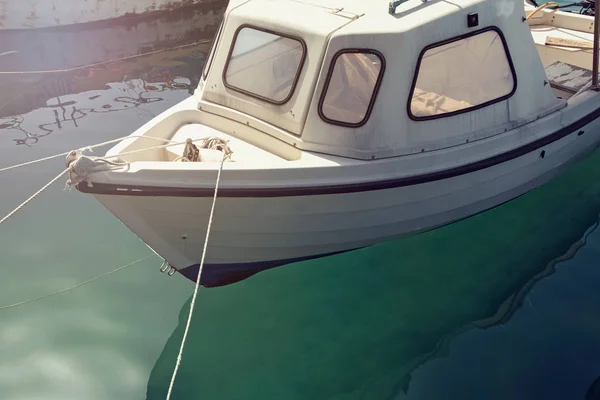 Kleines Boot an der Seebrücke — Stockfoto