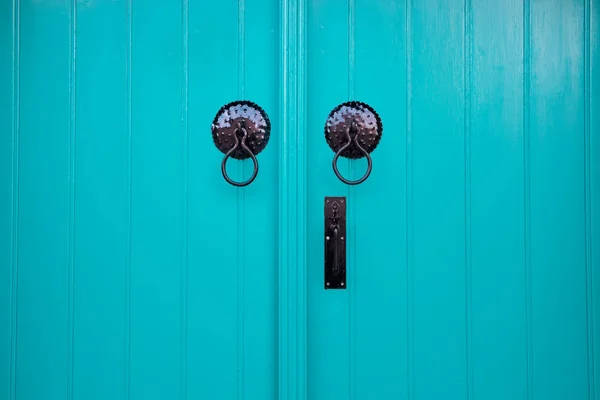 Türen von leuchtend blauer Farbe Nahaufnahme — Stockfoto