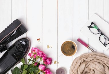 Kadının aksesuarlar, kahve ve Beyaz ahşap masa güllerinin