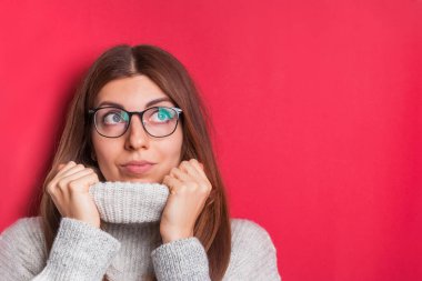 Örgü örülmüş, kışlık süveter giyen genç bir kadının portresi..