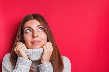 Örgü örülmüş, kışlık süveter giyen genç bir kadının portresi..