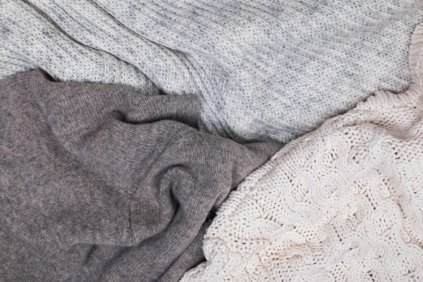 Теплые вязаные свитера, лежащие близко, вид сверху . — стоковое фото