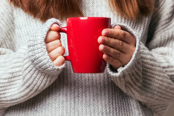 Elinde kırmızı kahve fincanı olan bir kadının resmi. — Stok fotoğraf