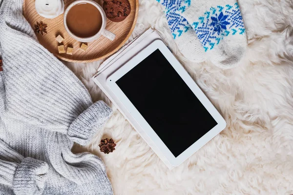 Compressa con schermo bianco, maglione caldo e una tazza di caffè sulla pelliccia — Foto Stock