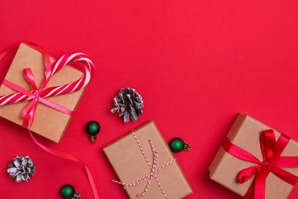 Kerst plat lag met geschenkdozen en dennenappels — Stockfoto