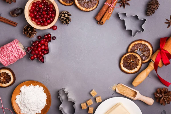 Ingrediënten voor Kerstbakkerij op grijze stenen ondergrond — Stockfoto