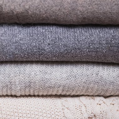 Farklı sıcak örülmüş süveter yığını