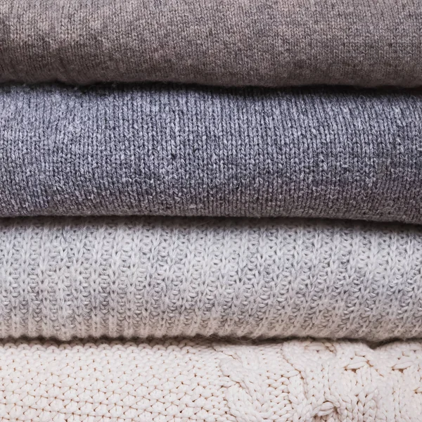 Стек різних теплих затишних в'язаних светрів — стокове фото
