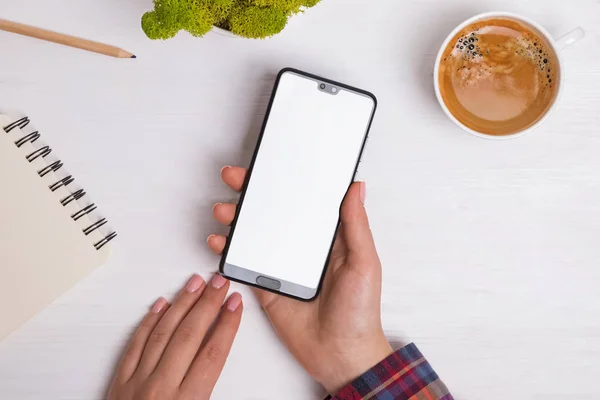 Joven mano femenina primer plano usando smatphone —  Fotos de Stock