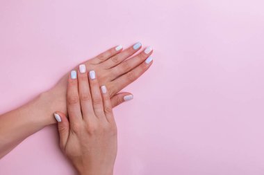 Pembe arka planda kadın elleri, üst görünüm