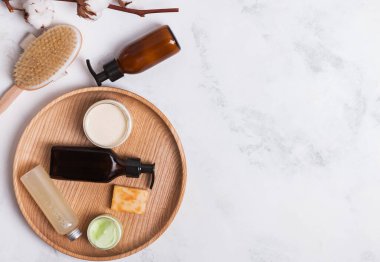 Beyaz mermer masada küçük şişelerde doğal kozmetik