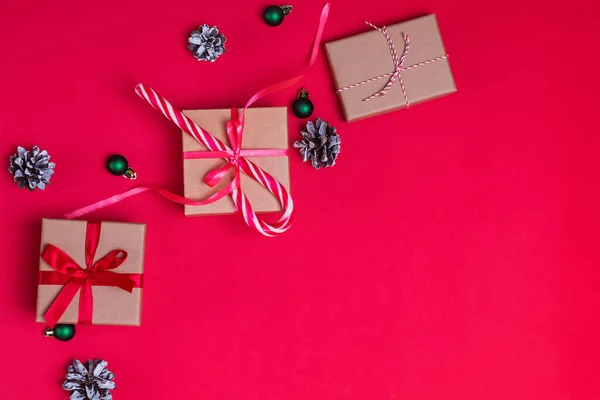 Geschenkdozen gebonden met linten met strikken op rode achtergrond — Stockfoto