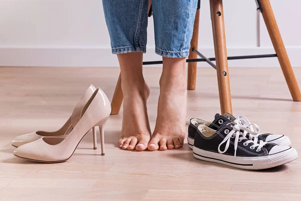 Женщины босиком и две пары обуви . — стоковое фото