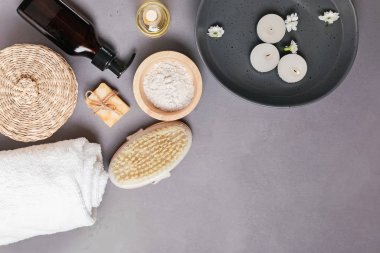 Farklı vücut ve cilt bakımı temel ve yüzen mumlar ile kase ile Spa hala hayat