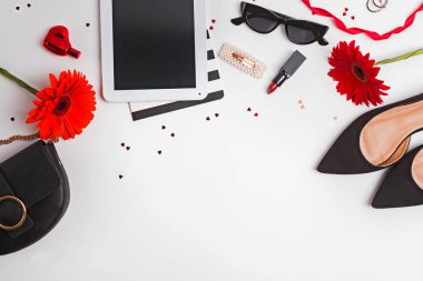 Beyaz arkaplan görünümünde şık kadınsı değerlendirmeler.