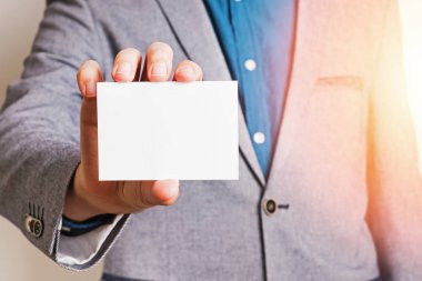 Beyaz, boş bir kartvizit tutan insanlar.