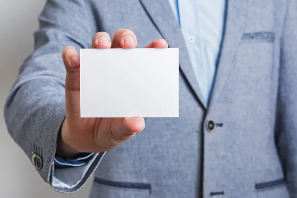흰색 백지 카드를 들고 있는 양복을 입은 사업가 — 스톡 사진