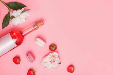 Yaz düz gül şarabı, lezzetli çilek ve güzel şakayık ile yatıyordu