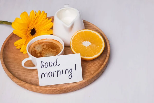 Composição do café da manhã com café, leite, laranja e flor de gerbera amarela na bandeja de madeira — Fotografia de Stock