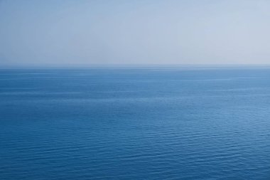 Sakin açık deniz manzarası. Moda mavisi olan doğa arka planı.